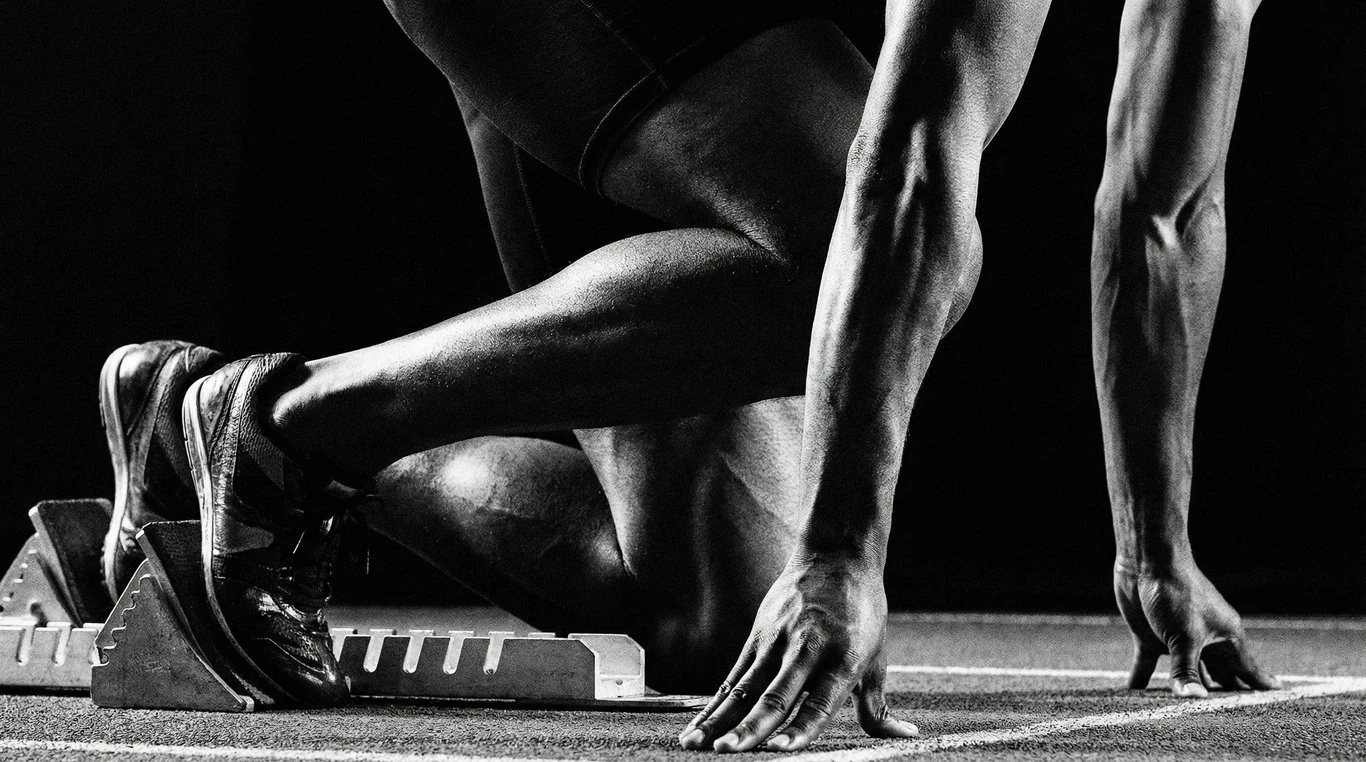 Sprinteur dans les starting-blocks, noir et blanc contrasté